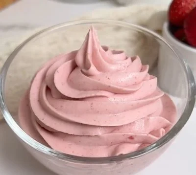 4-Ingredient Strawberry Mousse – So Light, So Dreamy!