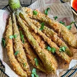 Delicious deep-fried eggplant served with a dipping sauce